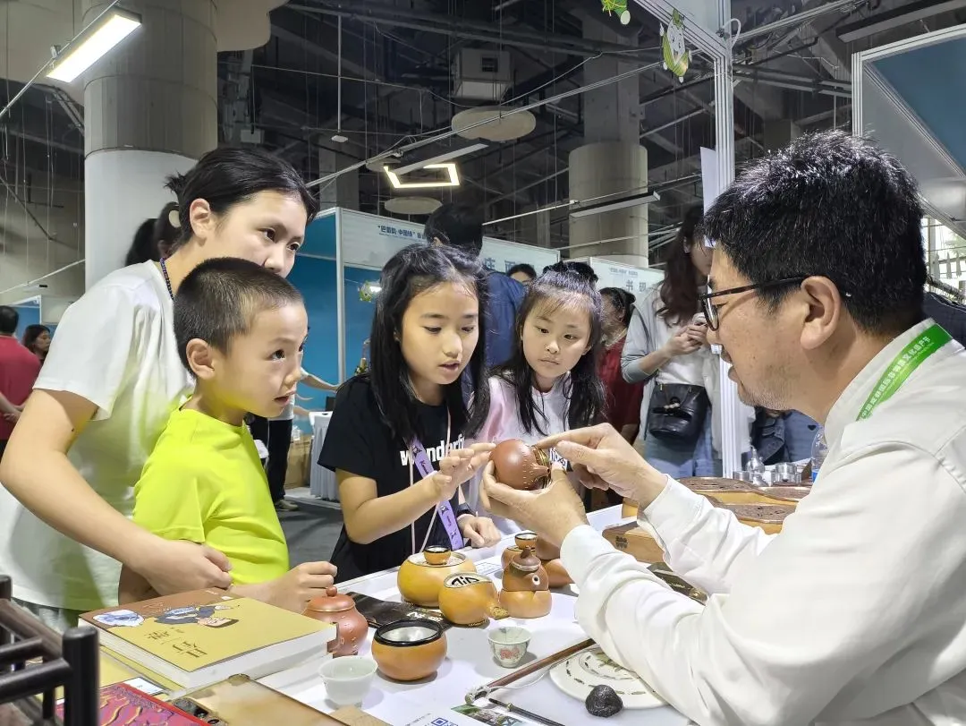 央视聚焦威海锔瓷技艺:跨越时空的匠心传承与海外绽放-锔瓷