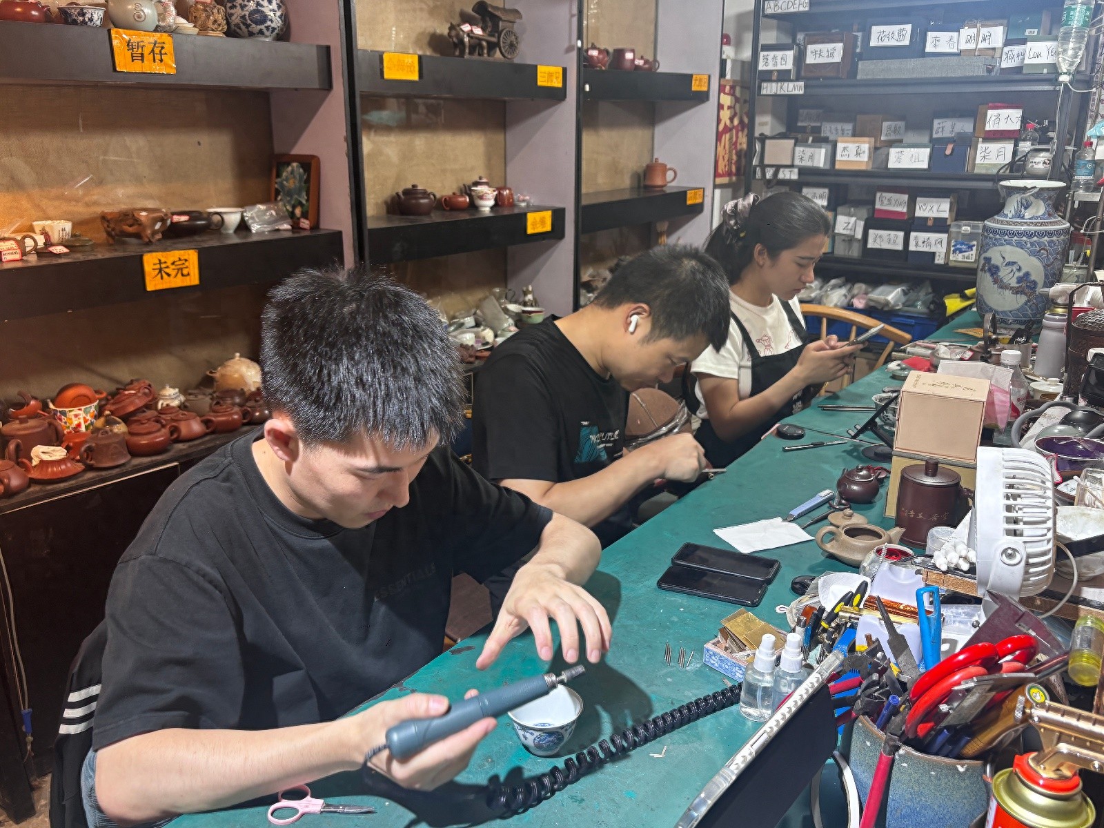 锔瓷手艺人三条视频涨粉20万:订单来自全国各地月收入过万,吸引年轻人到店咨询-锔瓷