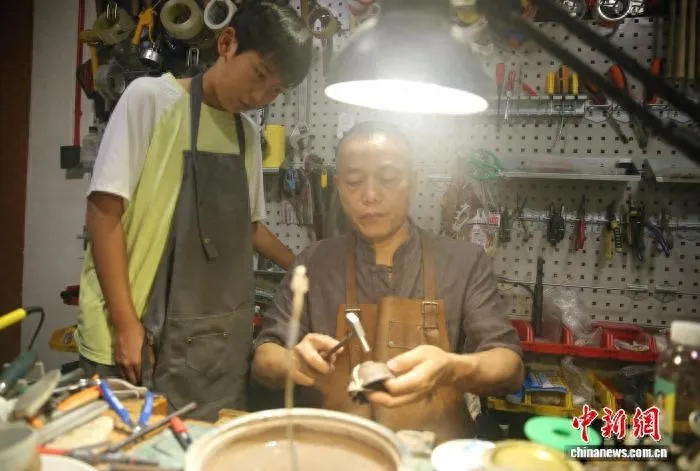 云南锔瓷匠人巧手再造 令瑕品焕新出彩-锔瓷