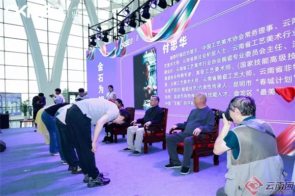 滇派锔瓷大师付忠华再收新徒 非遗传承队伍持续壮大